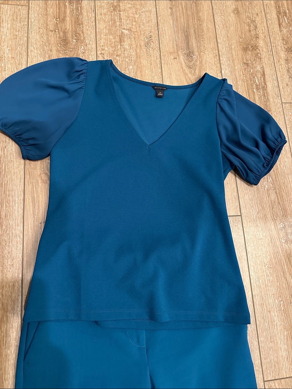 Ann Taylor Teal v neck Short Sleeve Top Size x Small